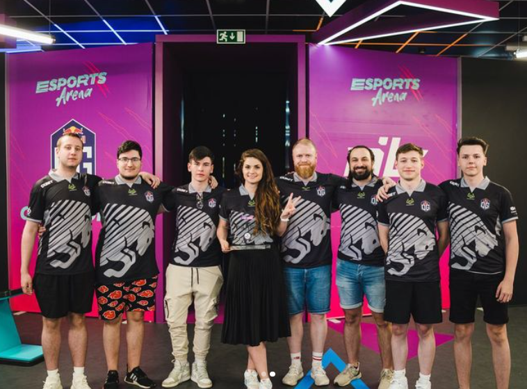 Впервые на топ-турнире по Counter-Strike 2 женщина стала тренером мужской команды